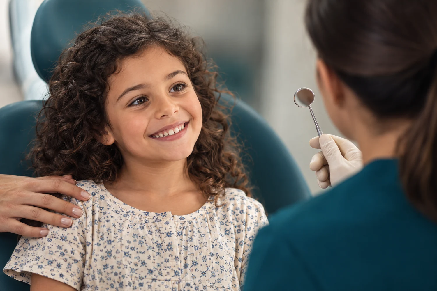 Bambino durante una visita odontoiatrica con una professionista COR